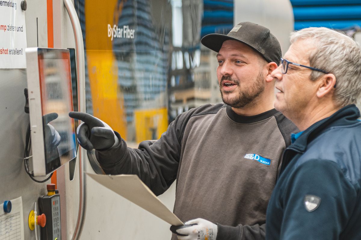 Laserschneiden bei S&D Blech+, Bediener vor Laserschneidanlage
