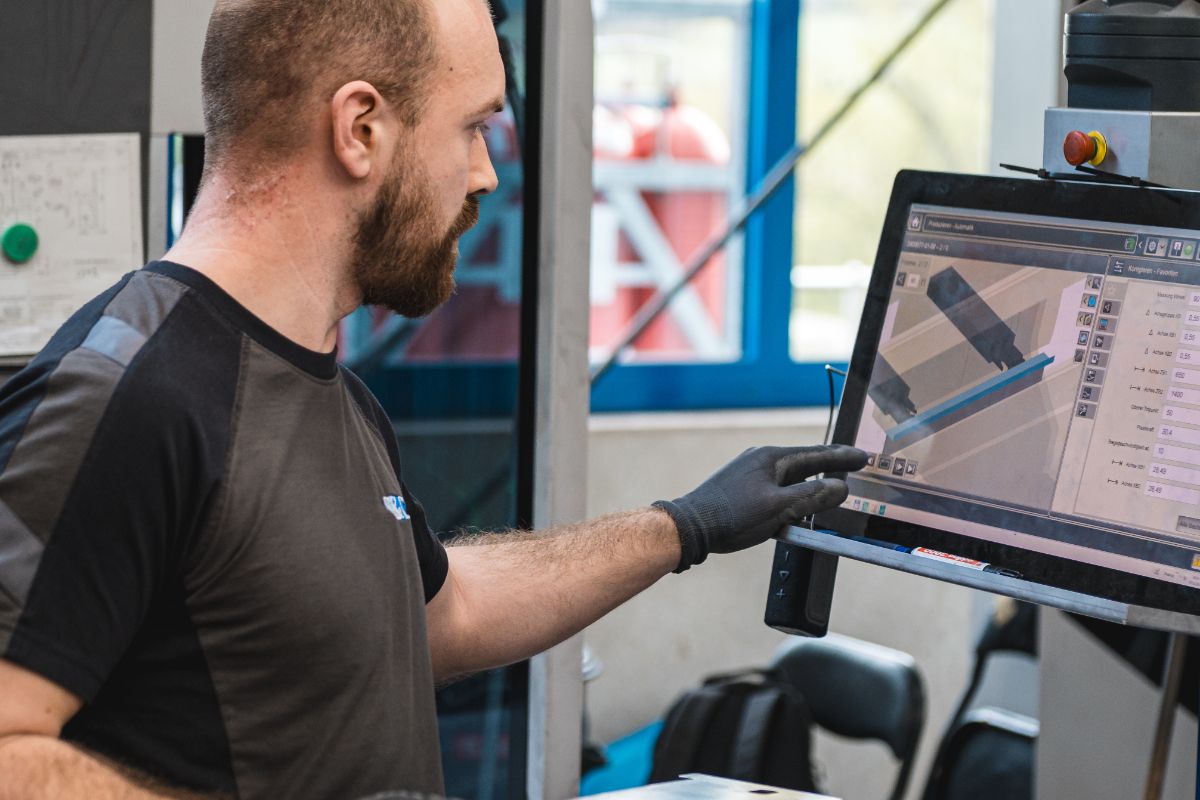 Kanten und Walzen bei S&D Blech+. Maschinenbediener programmiert die Anlage